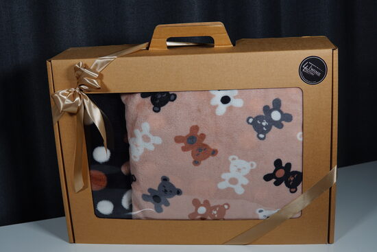 Flīsa pleds un spilvena komplekts - Lāči uz rozā fona